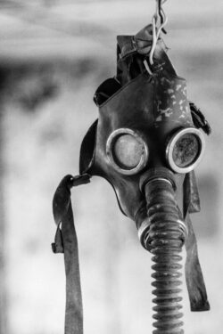 Gasmaske hängt noch in Prypjat am Haken