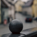 Regennasse Stahlkugel auf Geländer an der Stadtreppe zu Günzburg.