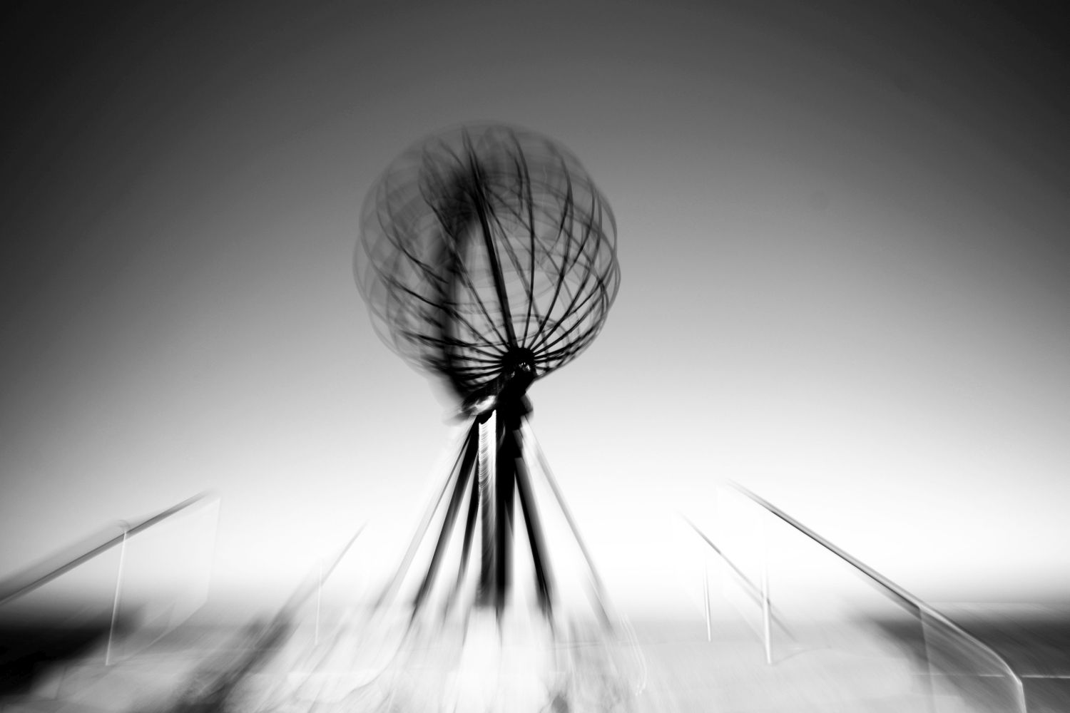 In SW eine Globusskulptur. Aufgenommen mittels ICM.